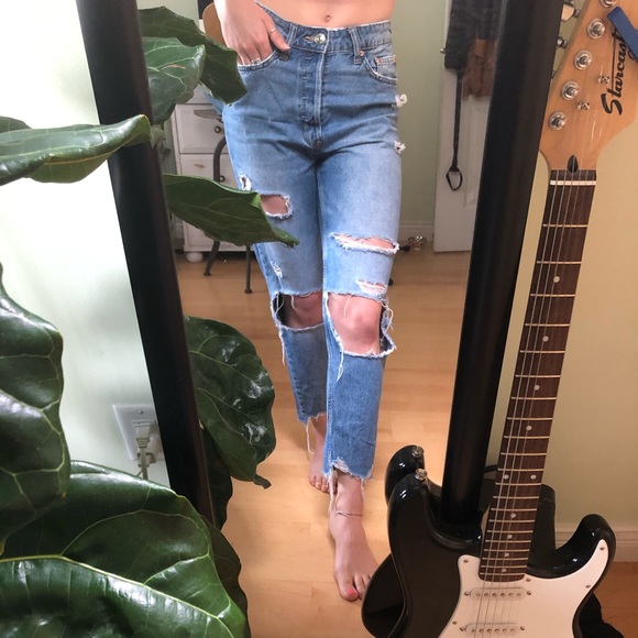 Distressed High-Waisted Jeans - Picture 2 of 4